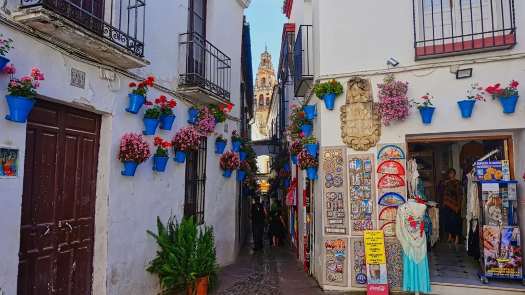 Андалусия запускает кампанию «El Trato Andaluz», направленную на баланс между экономикой и интересами жителей региона.