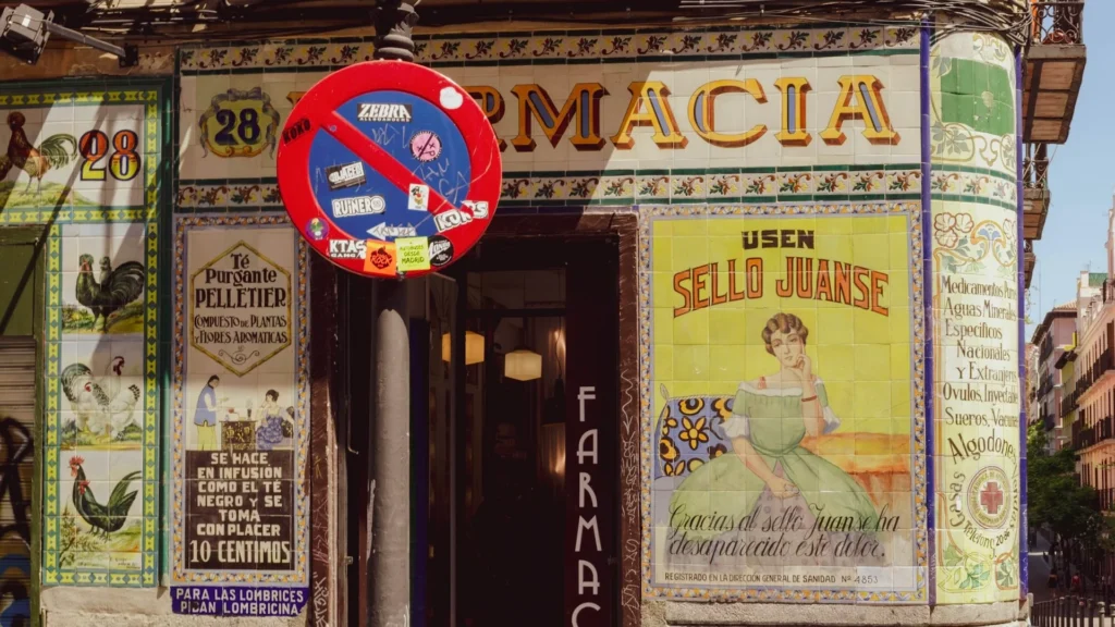 Фасад аптеки в Испании