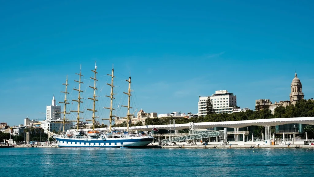 Парусник стоит в порту Малаги