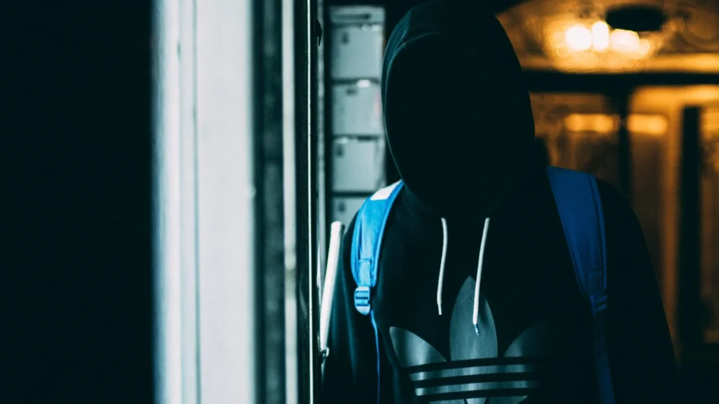 Неизвестный в маске с синей полосой стал символом новой уличной мистификации в Пальме