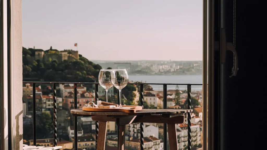 Бокалы с вином на фоне португальского города