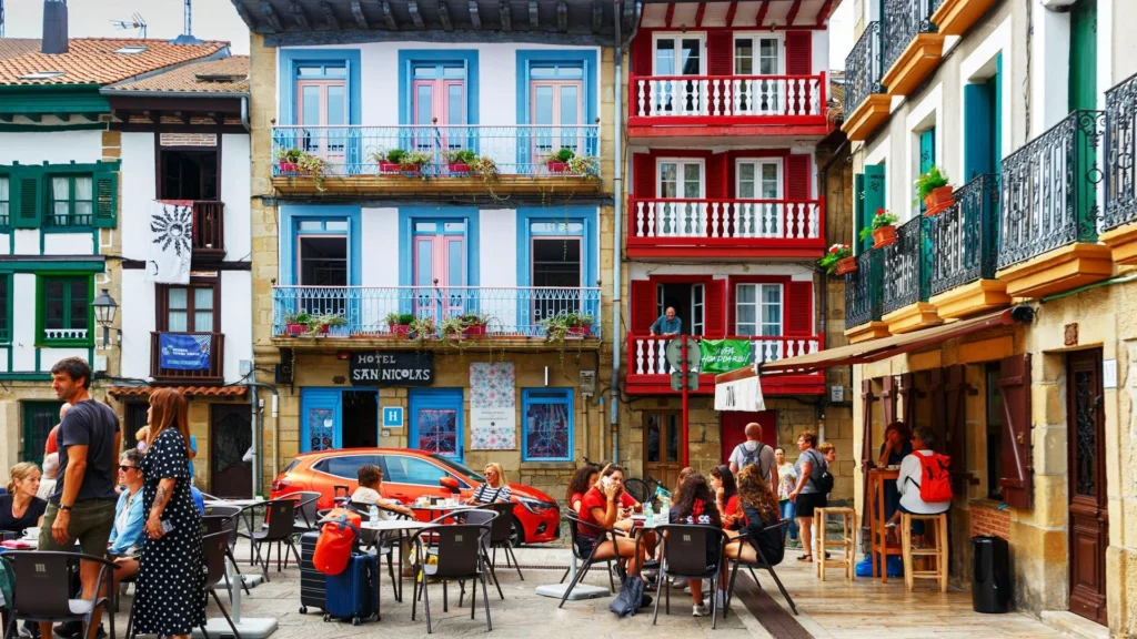 Разноцветные дома в регионе Страна Басков