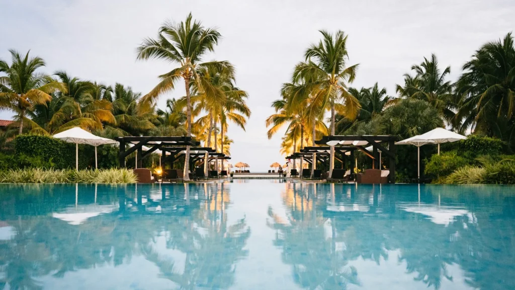 Курорт с пальмами и бассейном