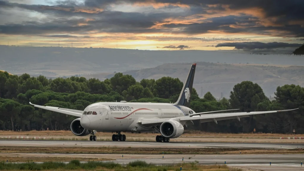 Самолет компании Aeromexico на земле