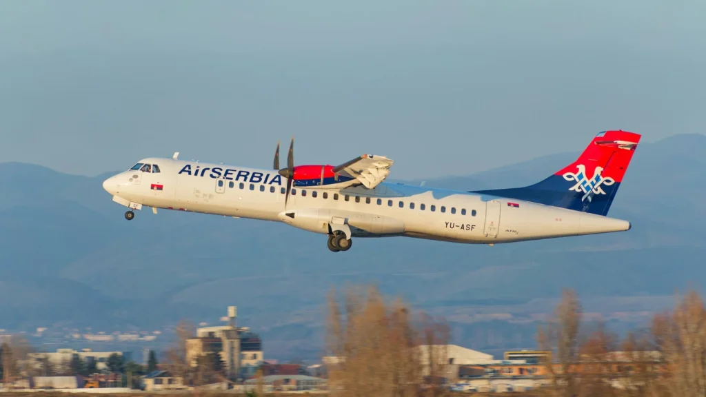 Самолет компании Air Serbia на взлете