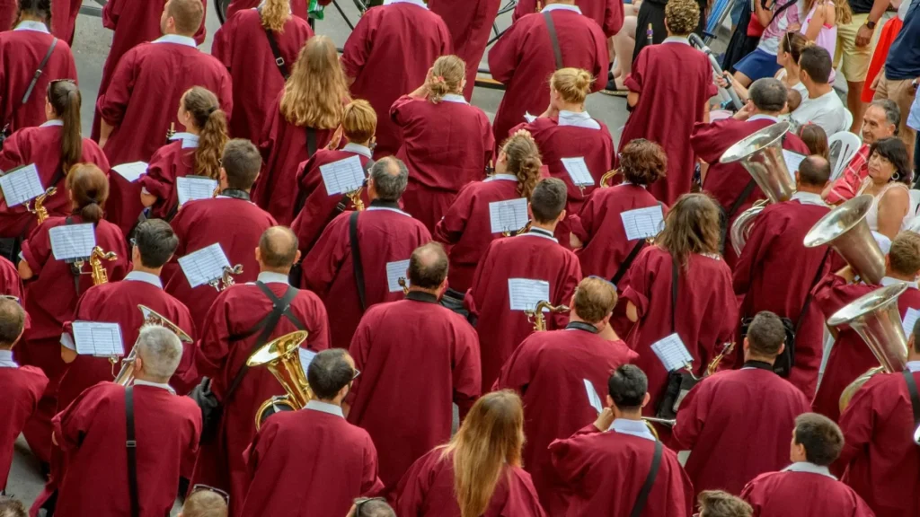 Группа музыкантов в красных накидках