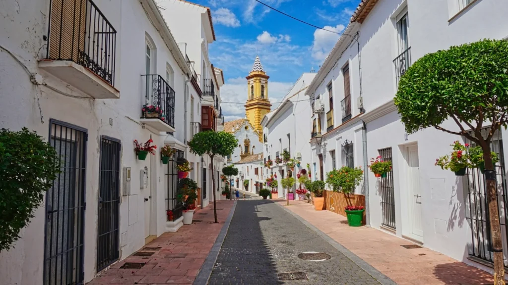 Улица с белыми домами в Андалусии