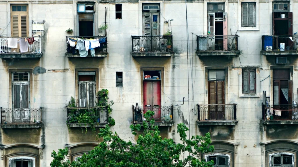 Жилой дом с балконами, на которых сушится белье