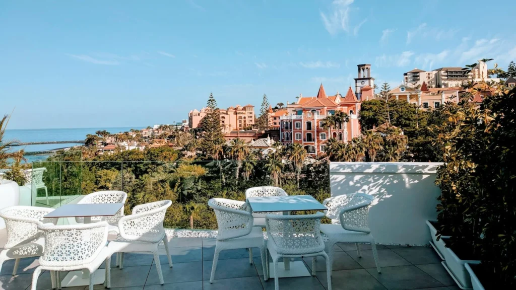 Вид на город Коста-Адехе с террасы