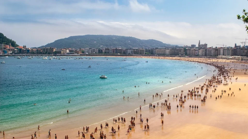 Пляж в Сан-Себастьяне с отдыхающими