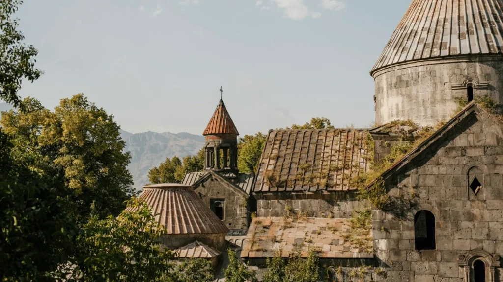 Вид на исторические архитектурные объекты Армении