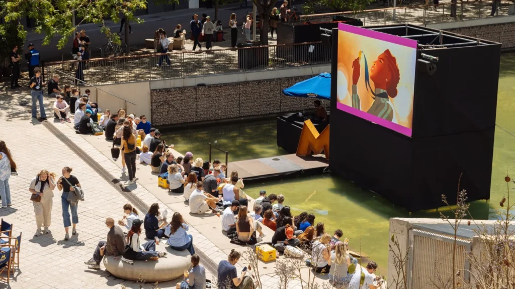 Участники и зрители фестиваля на открытой сцене