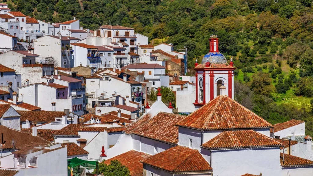 Вид на испанскую деревню, белые дома, красные крыши