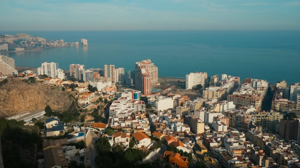 Прибрежный испанский город, вид сверху