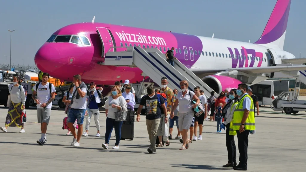 Пассажиры выходят из самолета Wizz Air