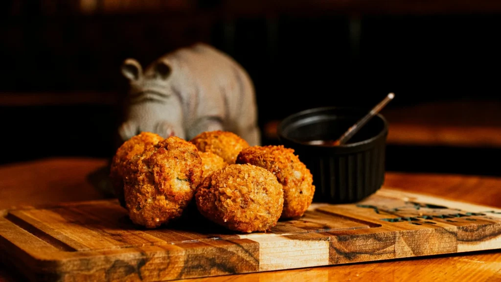 Домашние крокеты на деревянной доске