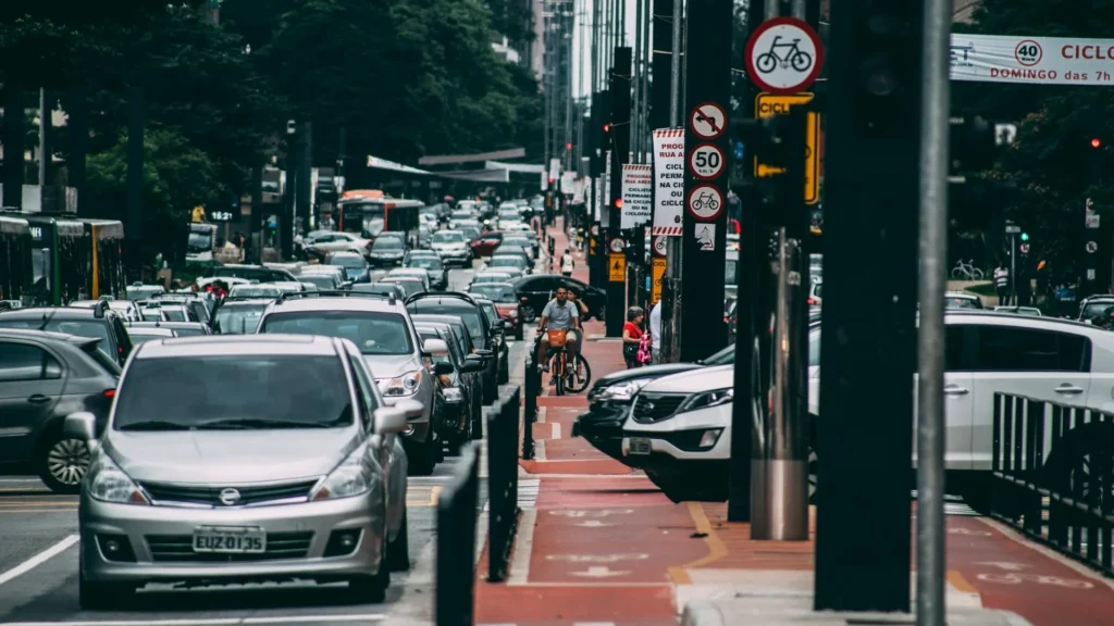 Автомобильная пробка на городской улице