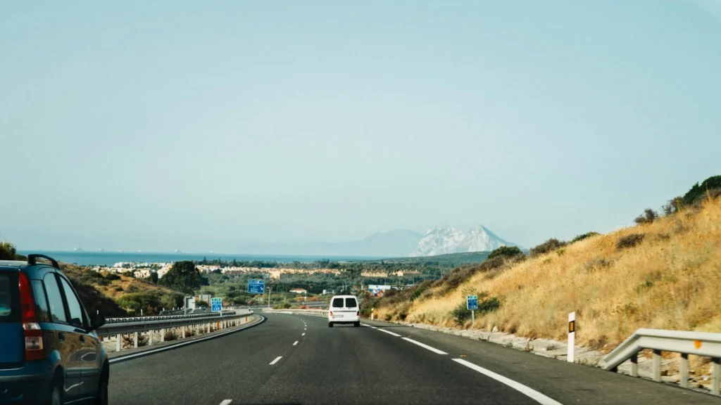 Дорога в горах, автомобили