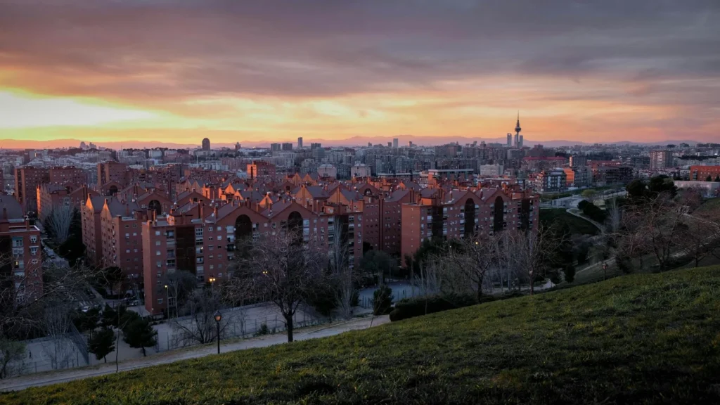 Жилой район в Мадриде на закате