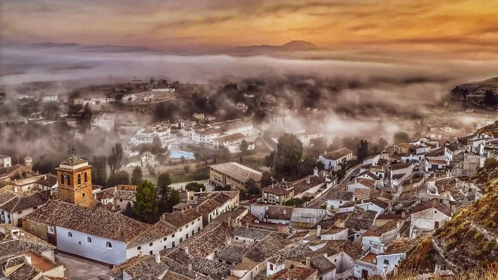 Вид на испанскую деревню в горах, белые дома