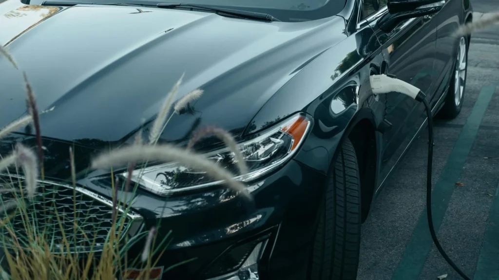 Электромобиль черного цвета на зарядке