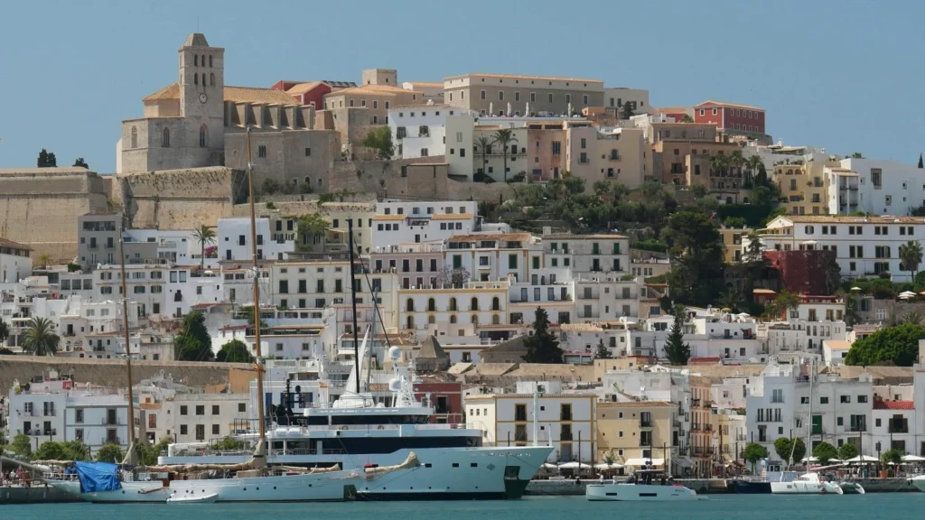 Вид на Ибицу с воды, традиционные дома белого цвета