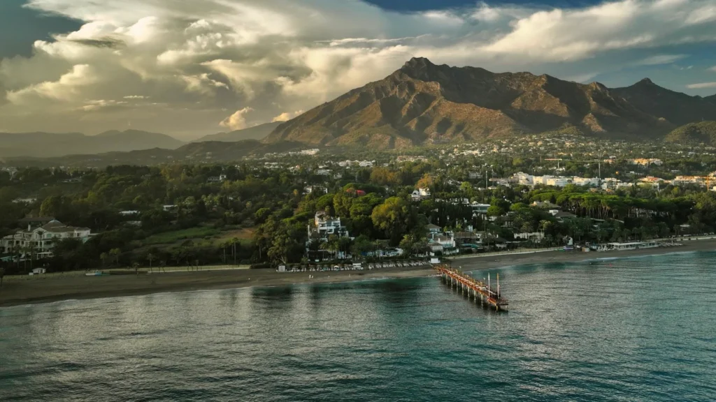 Вид на побережье Марбельи с моря