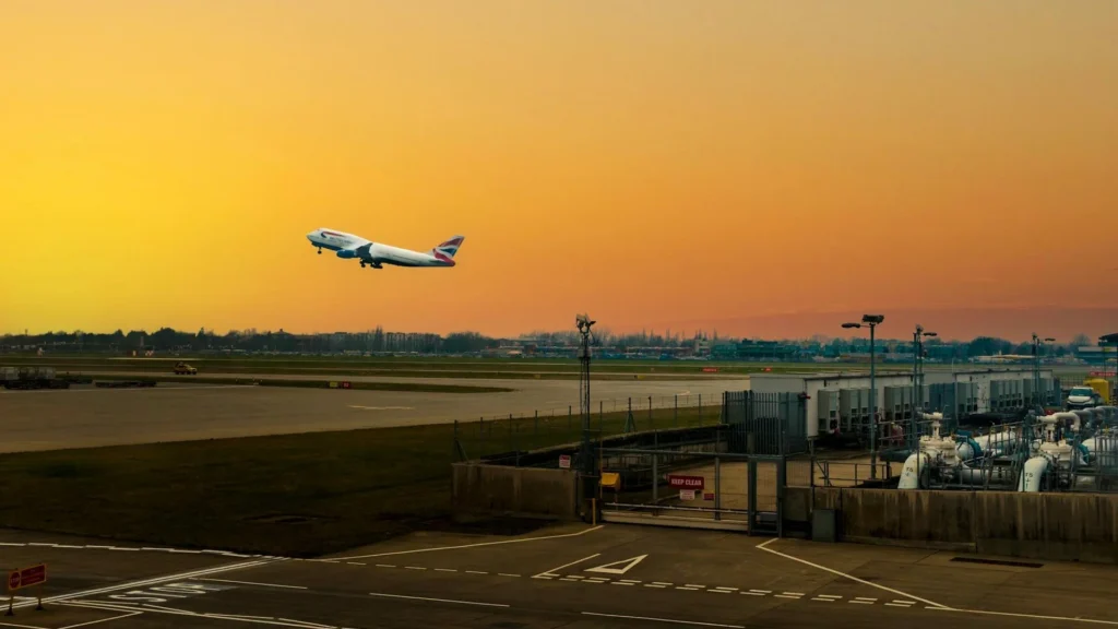 Самолет взлетает на закате