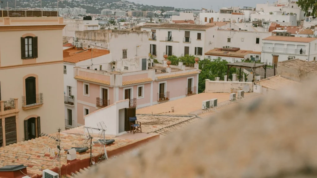 Вид на старый город Ибицы, белые дома с красной крышей