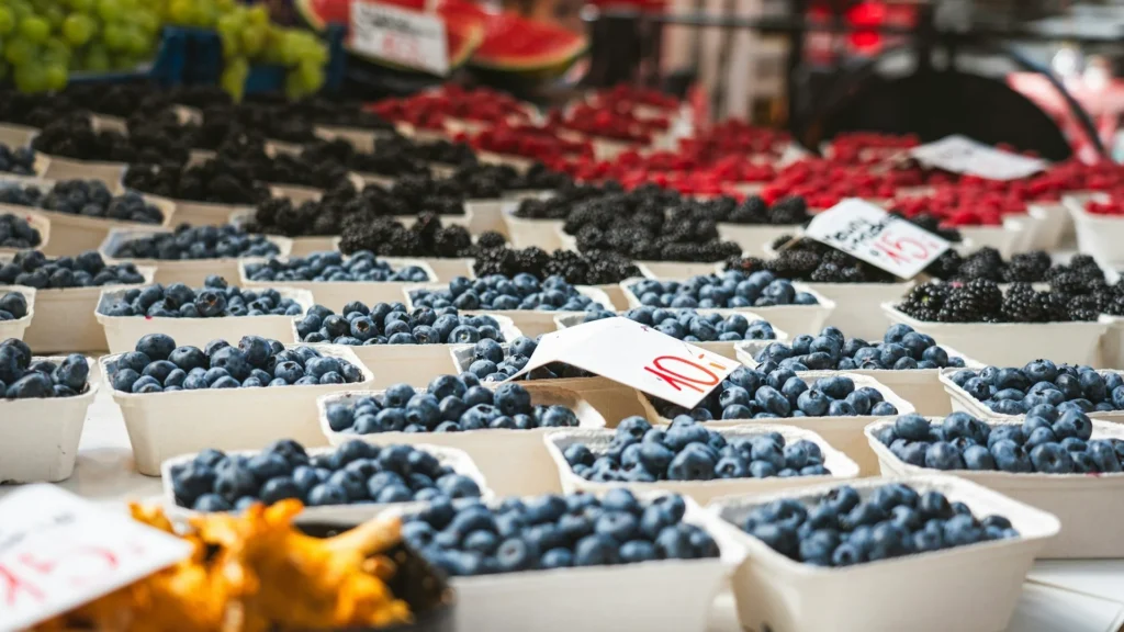 Лукошки с черникой на рынке