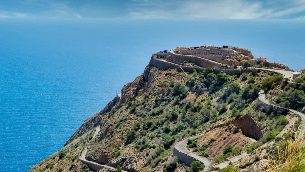 Крепость на обрыве скалы у моря, Аликанте