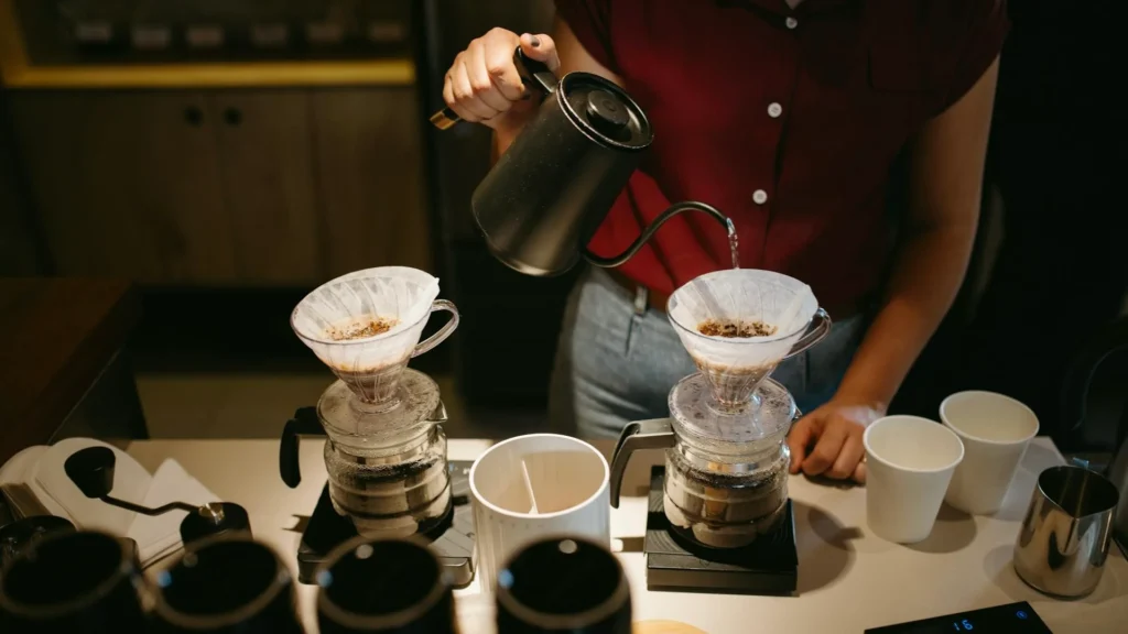 Бариста делает фильтр-кофе