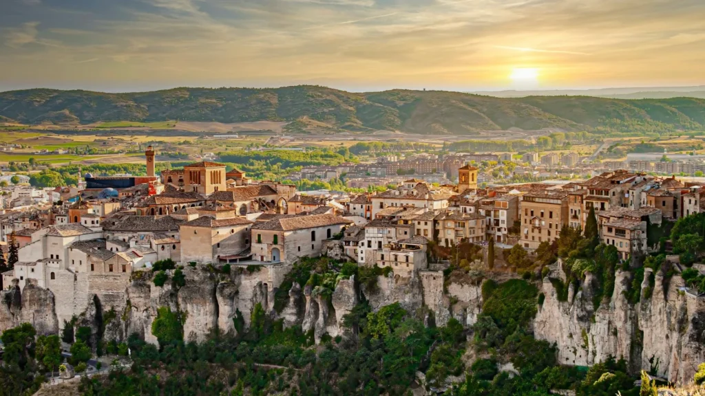 Вид на старый испанский город на закате