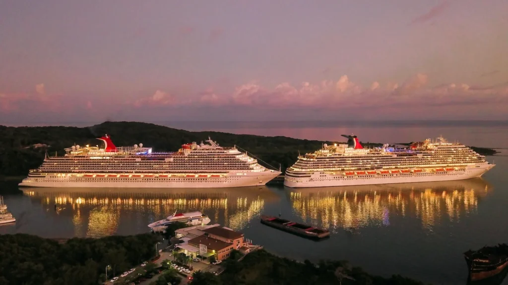 Два круизных лайнера в море у островов в ночи