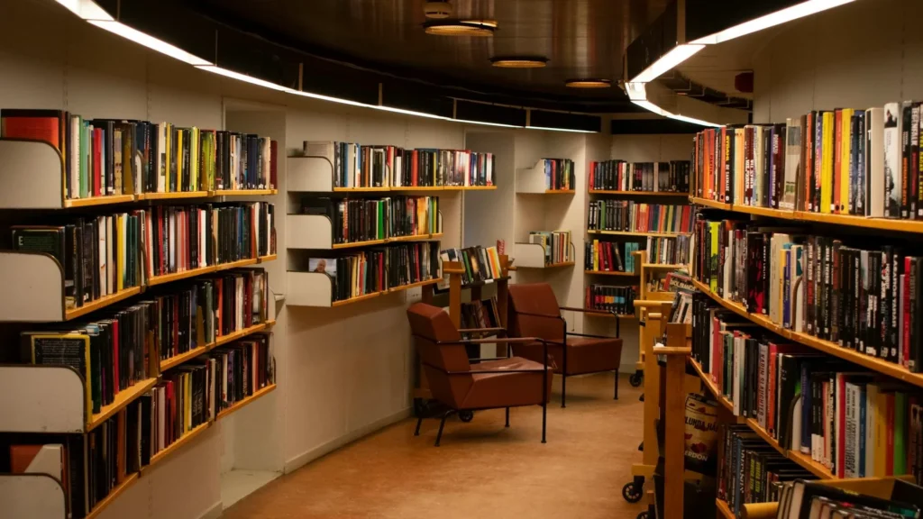 Полки книг в библиотеке