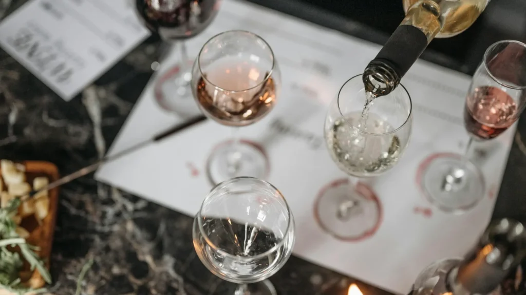 Бокалы с вином стоят на столе на дегустации сомелье