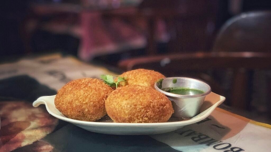 Крокеты с соусом на тарелке