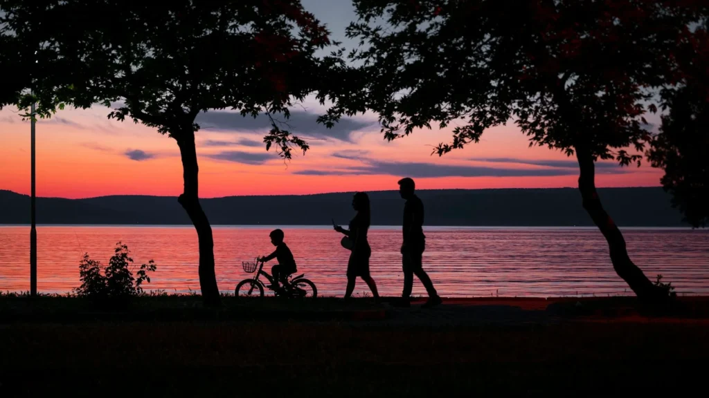 Силеэты семьи на закате на фоне моря