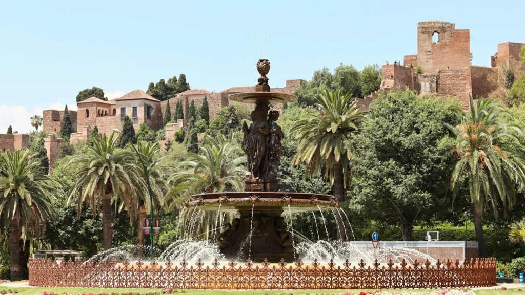Вид на замок в Малаге среди пальм