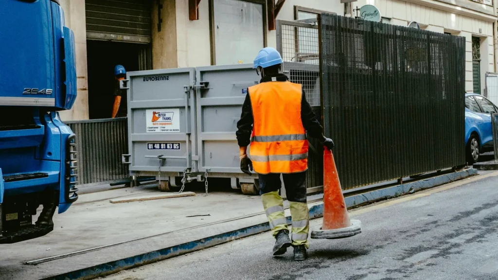 Дорожный работник на стройке