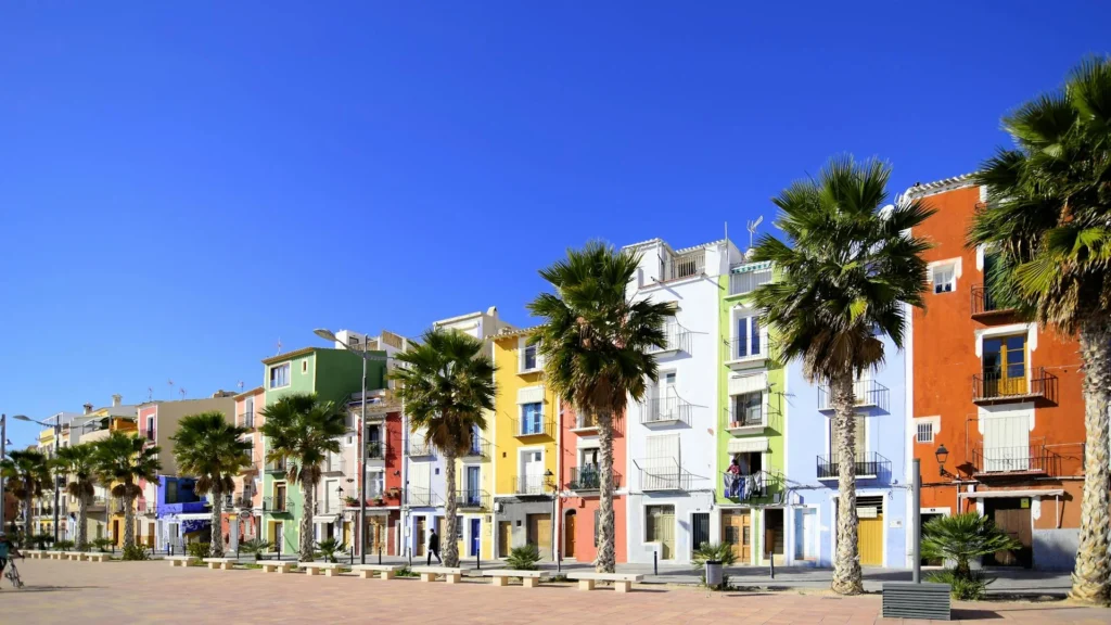 Разноцветные дома в испанском городе, пальмы