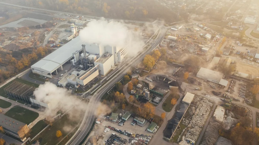 Дымящие трубы завода в промзоне