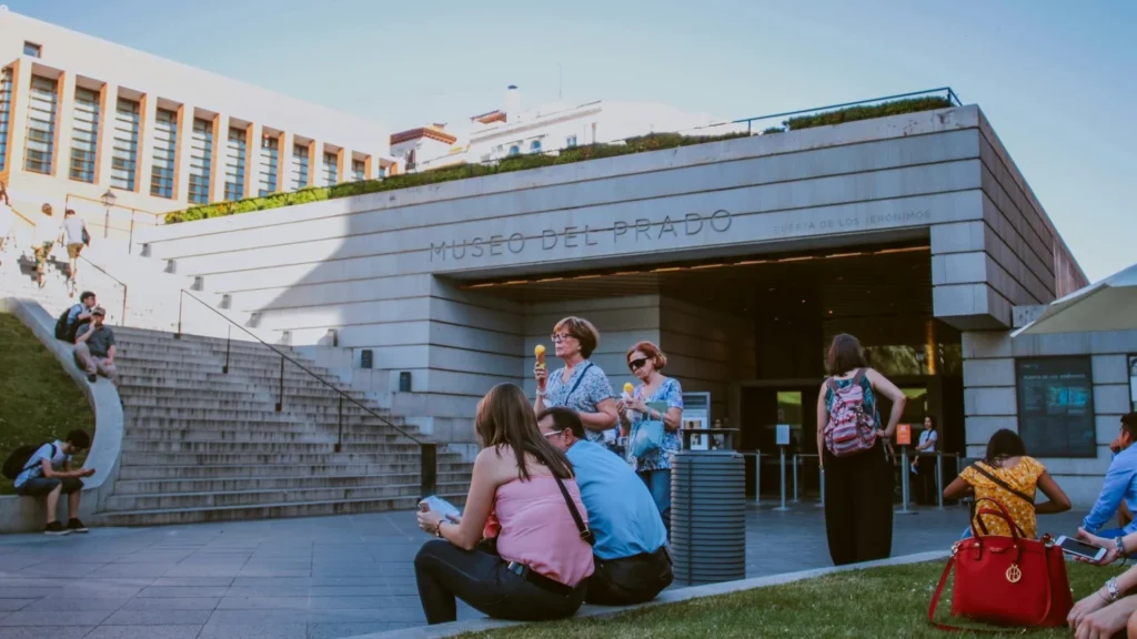 Толпа людей у входа в Музей Прадо, Испания