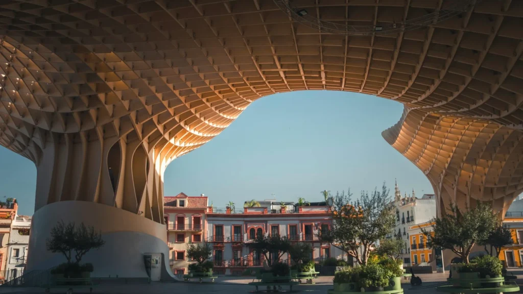 Вид на исторические дома через Setas в Севилье