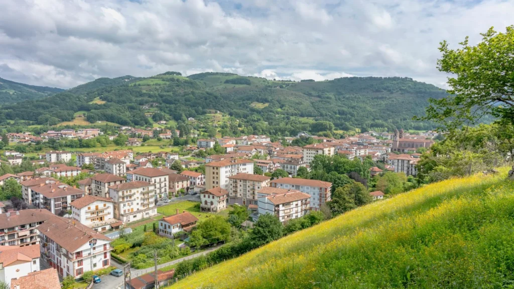 малоэтажные белые дома в горах