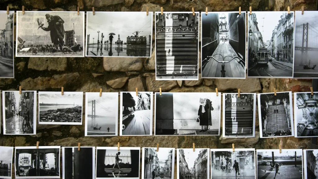 Проявленные фотографии висят на веревке