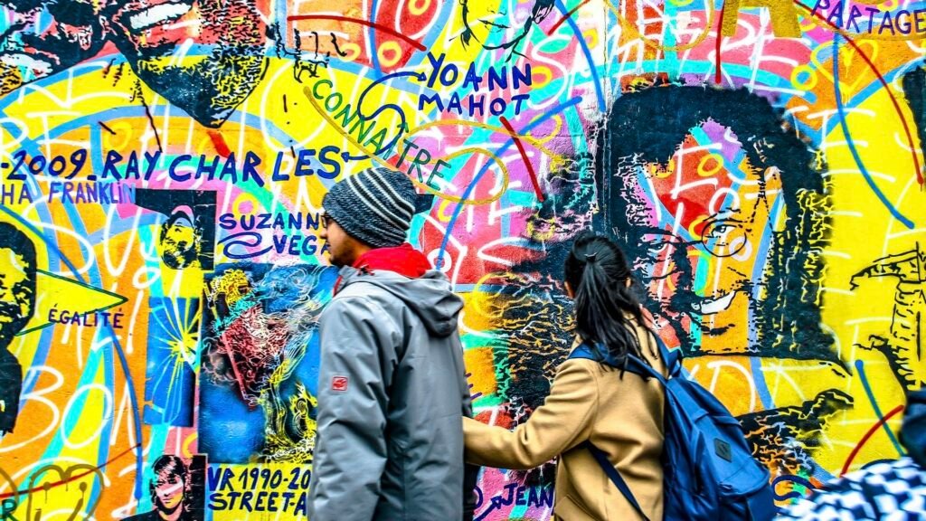 Яркий мурал, девушка и парень проходят мимо