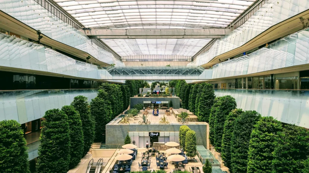 Интерьер торгового центра с деревьями