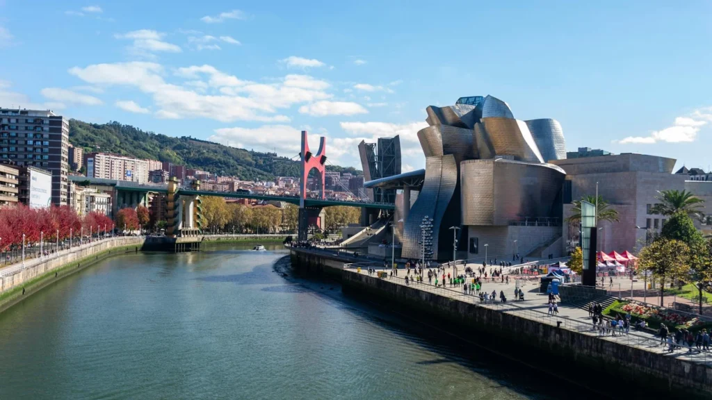 Вид на Музей Гуггенхайма в Бильбао с реки