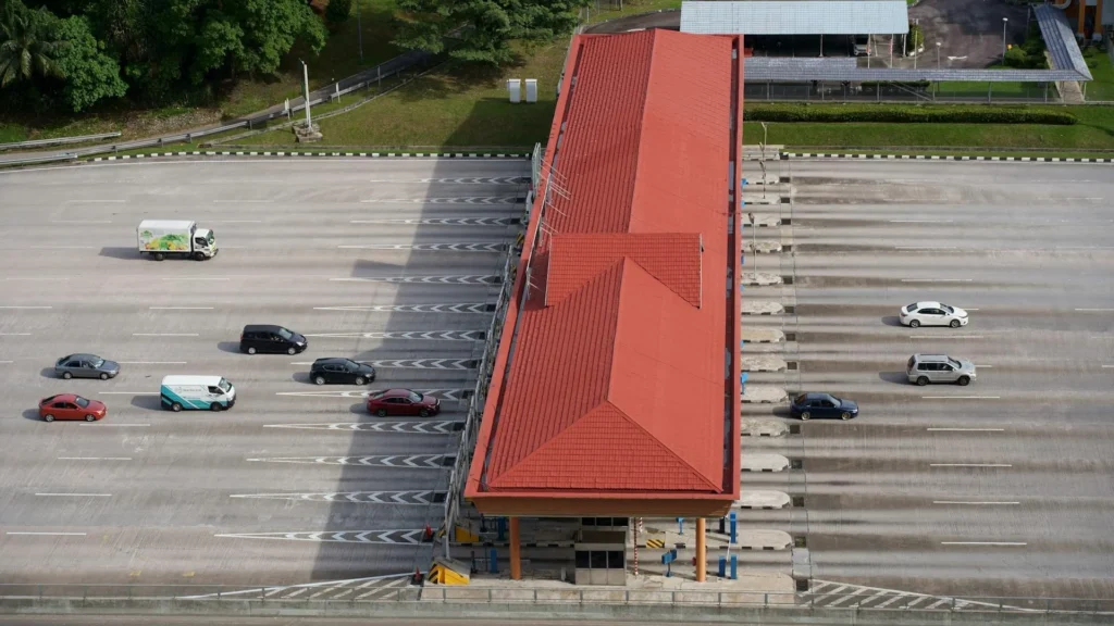 Вид на платную автодорогу сверху, автомобили